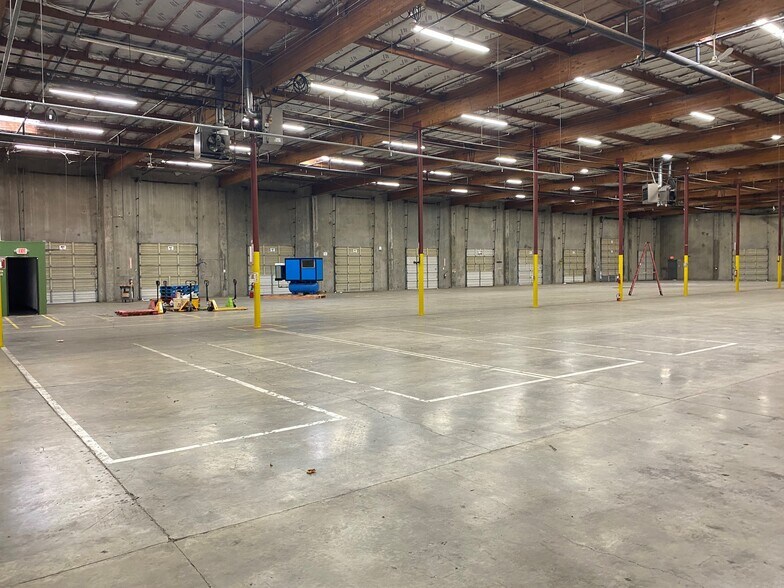 More Photos Of 2425-2515 NE Riverside Way, Portland Distribution For Lease