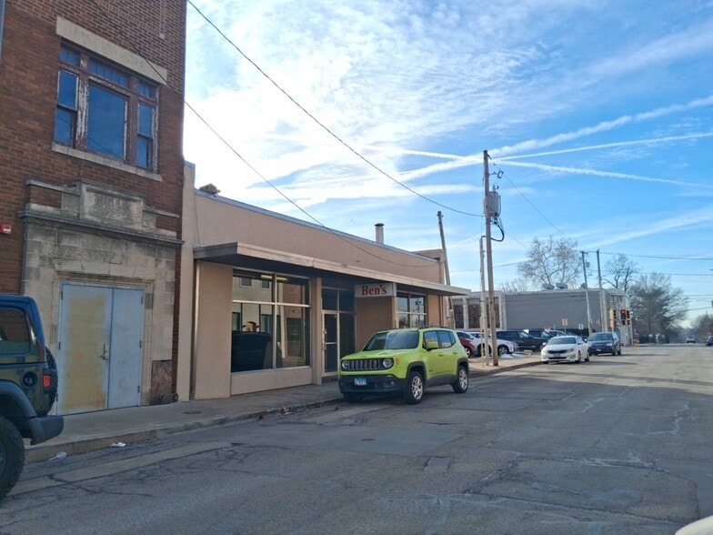 More Photos Of 108-112 E Main St, Belleville General Retail For Sale