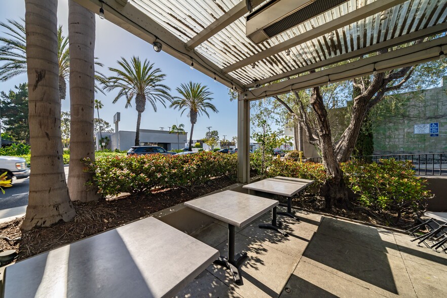 More Photos Of 3222 E Coast Hwy, Corona Del Mar General Retail For Lease