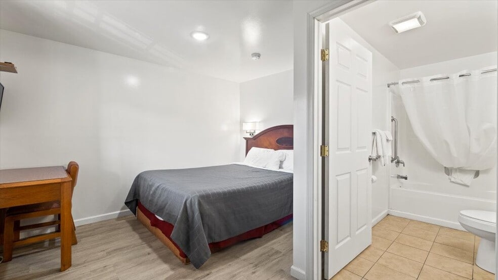 More Photos Of 5 Canada St, Lake George Hotel For Sale