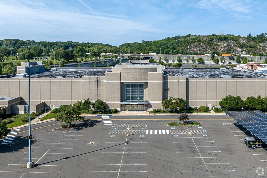More Photos Of 575 Union St, Waterbury Department Store For Lease