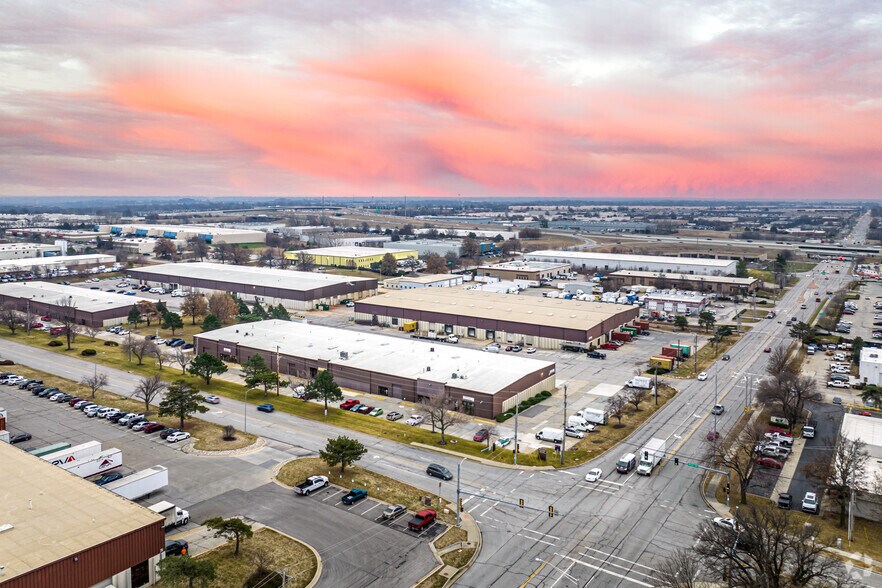 More Photos Of 14903-14935 W 99th St, Lenexa Warehouse For Lease