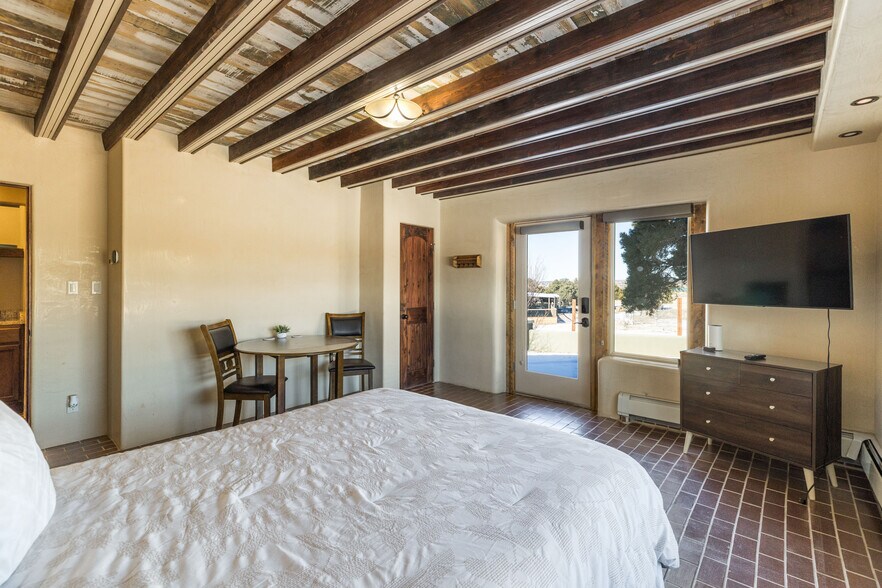 More Photos Of 102 Rabbit Rd, Santa Fe Specialty For Sale