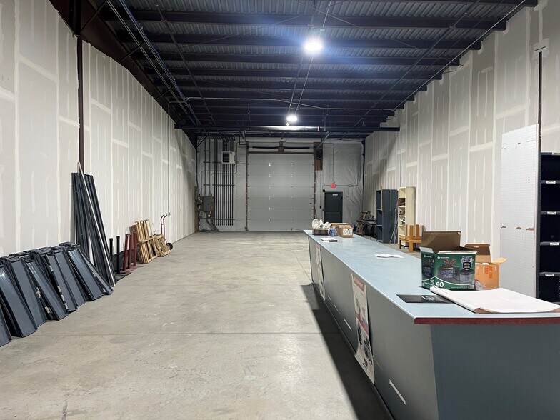 More Photos Of 5548 NW 2nd St, Des Moines Light Distribution For Lease