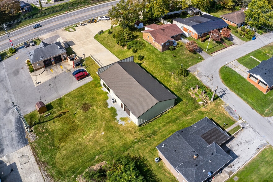 More Photos Of 784 S 4th St, Danville Showroom For Sale