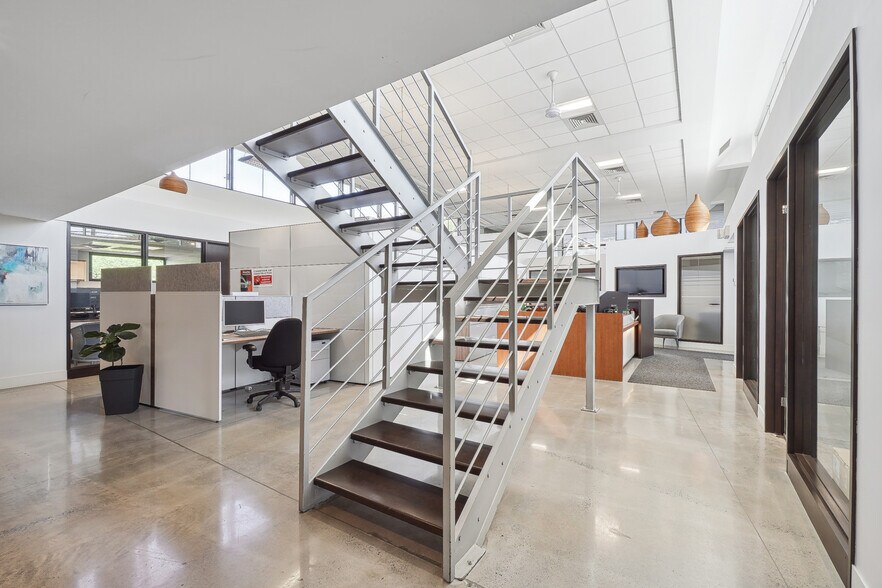 More Photos Of 2119 Rue Sainte-Hélène, Longueuil Office For Lease