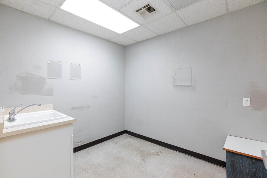 More Photos Of 872 E Sahara Ave, Las Vegas Medical For Lease