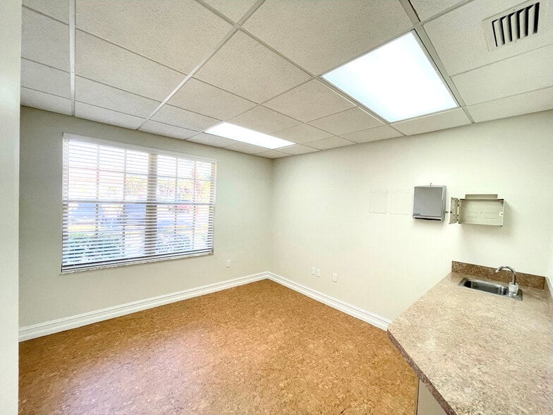 More Photos Of 15750 New Hampshire Ct, Fort Myers Medical For Lease