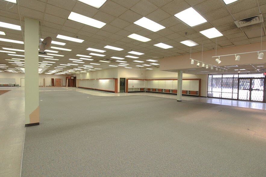 More Photos Of 1010 3rd Ave, Huntington Storefront Retail Office For Lease