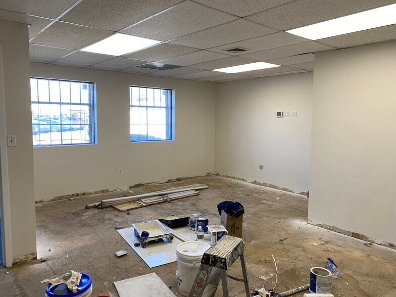 More Photos Of 181 E Industry Ct, Deer Park Warehouse For Lease