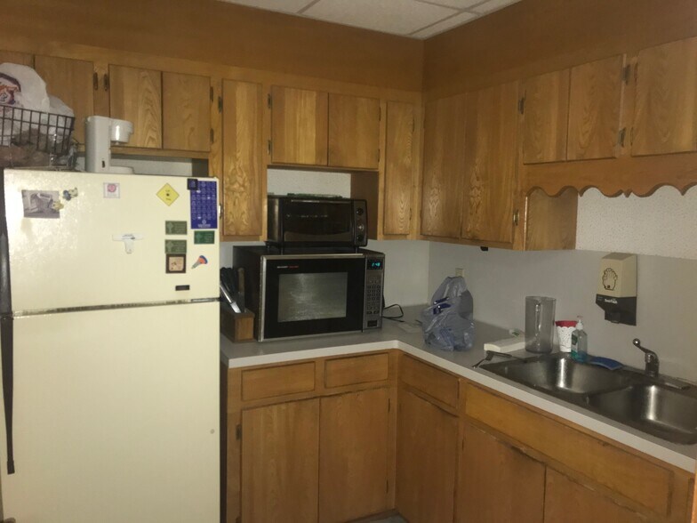 More Photos Of 908 Bomar St, Marshall Medical For Lease