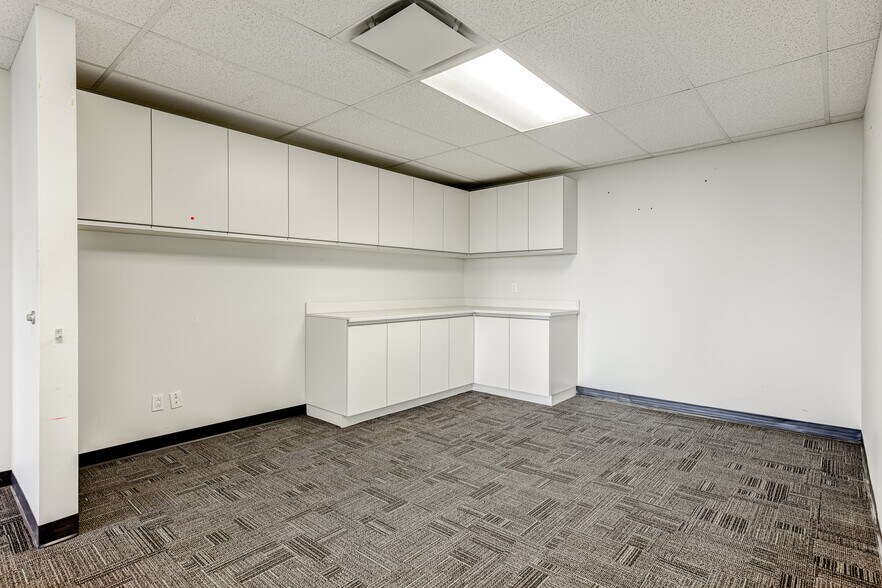 More Photos Of 1851 Rue Sherbrooke E, Montréal Medical For Lease