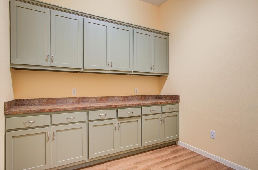 More Photos Of 11201 Steeplepark Dr, Houston Office Residential For Sale