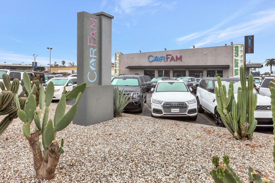 More Photos Of 1731 S Cactus Ave, Bloomington Auto Dealership For Sale