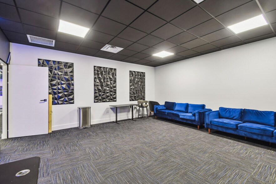 More Photos Of 14915 N Nebraska Ave, Tampa Showroom For Sale