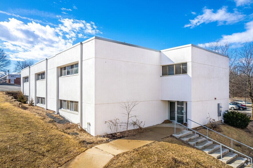 More Photos Of 2620 Fleur Dr, Des Moines Office For Sale