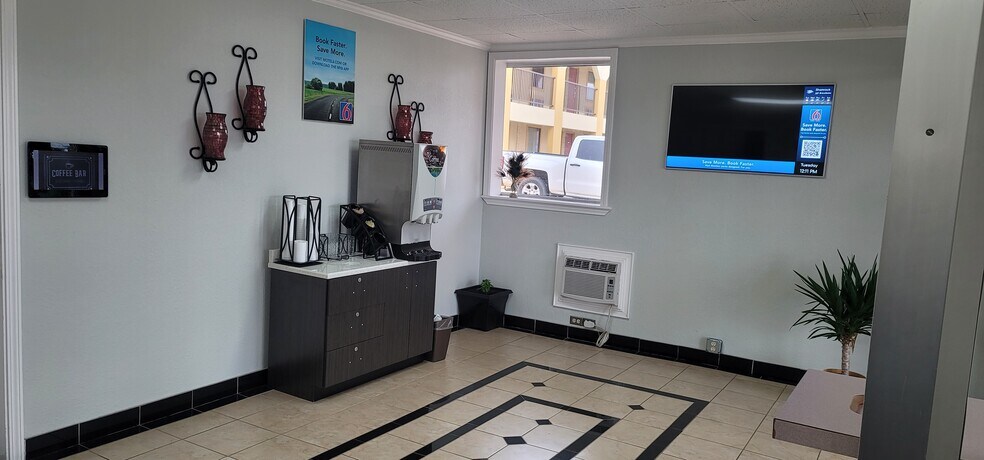 More Photos Of 1006 E 12th St, Shamrock Hotel For Sale