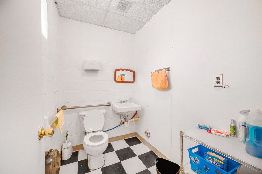 More Photos Of 805 Maple St, Big Rapids General Retail For Sale