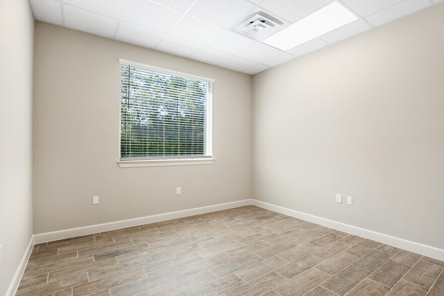 More Photos Of 855 Rockmead Dr, Kingwood Office For Lease