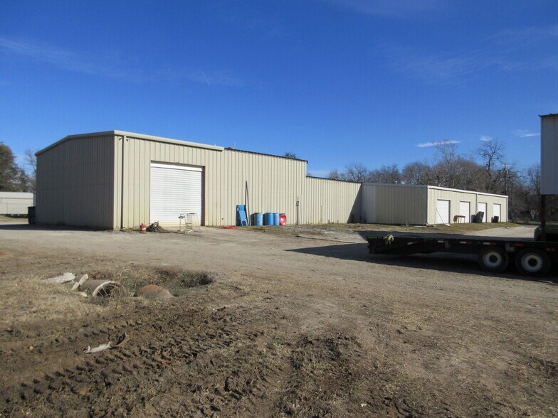 More Photos Of 224 E Cottage St, Sherman Warehouse For Sale