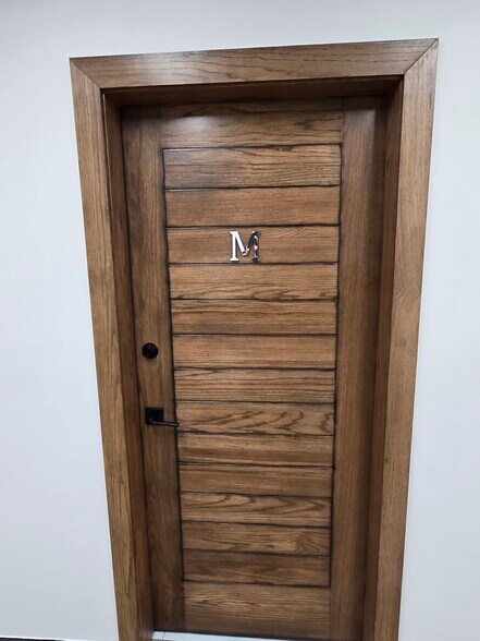 More Photos Of 1041 Eastside Rd, El Paso Warehouse For Sale