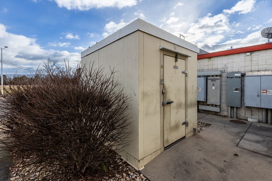 More Photos Of 10937 N Valley Pike, Broadway Restaurant For Lease