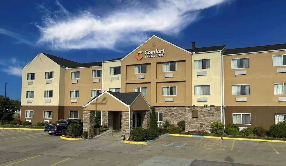 More Photos Of 214 W 9th St, Coralville Hotel For Sale