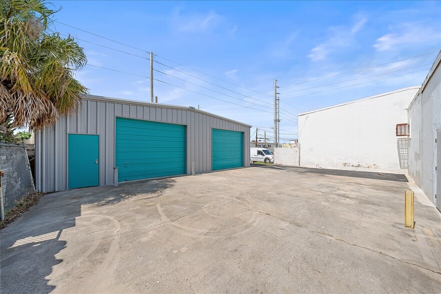 More Photos Of 2135 12th St, Sarasota Warehouse For Lease