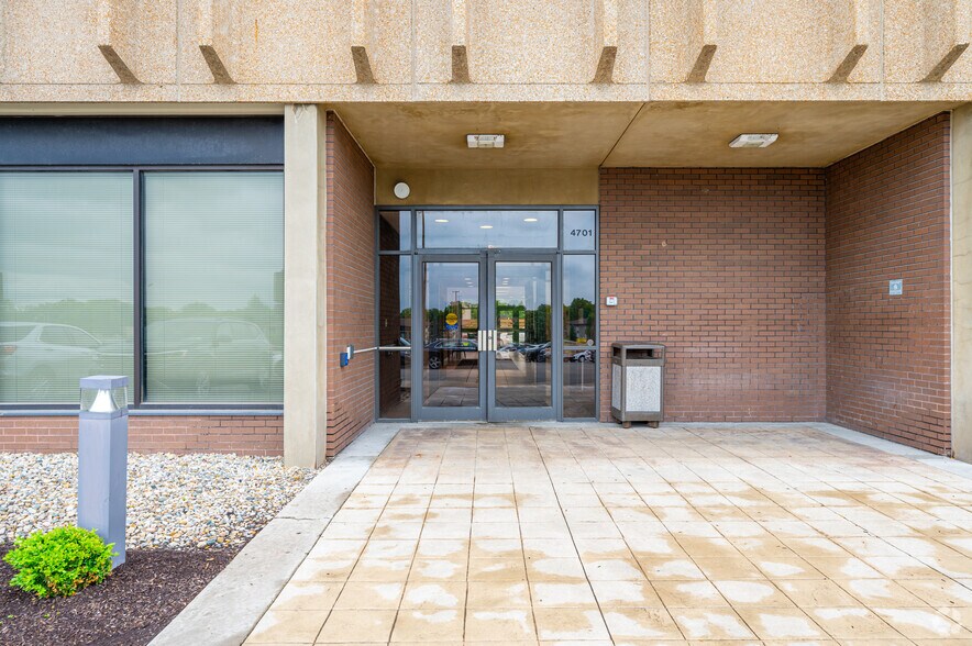 More Photos Of 4701 N Keystone Ave, Indianapolis Office For Sale