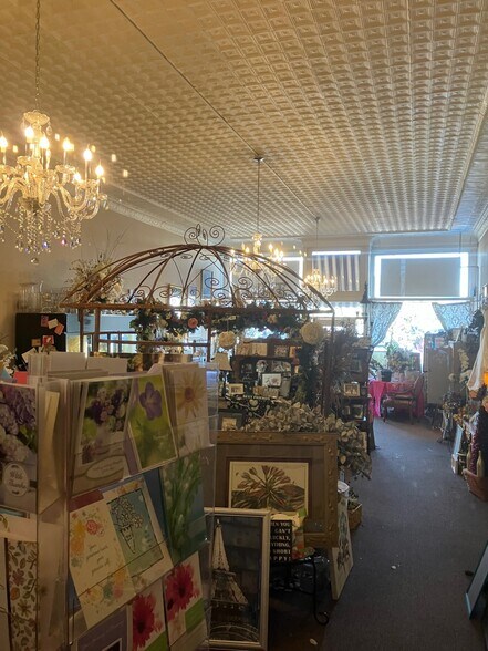 More Photos Of 135 SW Mill St, Dallas Storefront For Lease