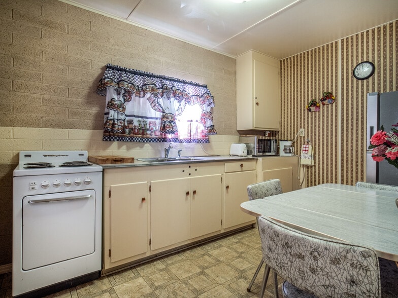 More Photos Of 106705 US Highway 395, Coleville Hotel For Sale