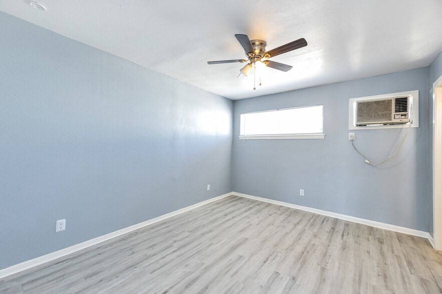 More Photos Of 3040 Golfcrest Blvd, Houston Apartments For Sale