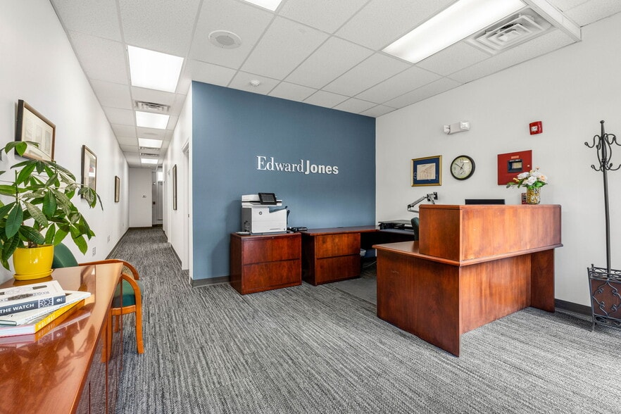 More Photos Of 535 Main St, Winchester Freestanding For Lease