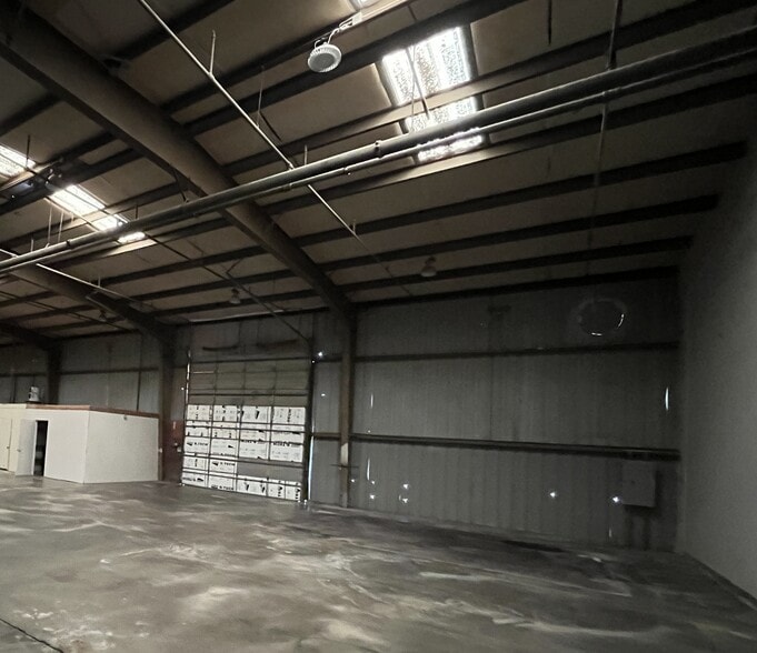 More Photos Of 1710 Antelope Rd, White City Warehouse For Lease