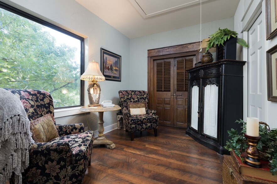 More Photos Of 504 Tivy St, Kerrville Flex For Sale