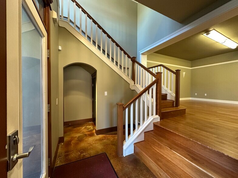 More Photos Of 1505 Ne Village St, Fairview Office For Sale