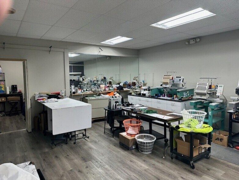 More Photos Of 382-392 Virginia St, Crystal Lake Freestanding For Lease