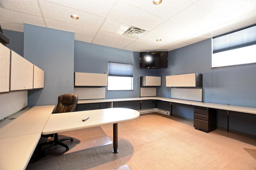 More Photos Of 512 Higgins Rd, Park Ridge Office For Lease