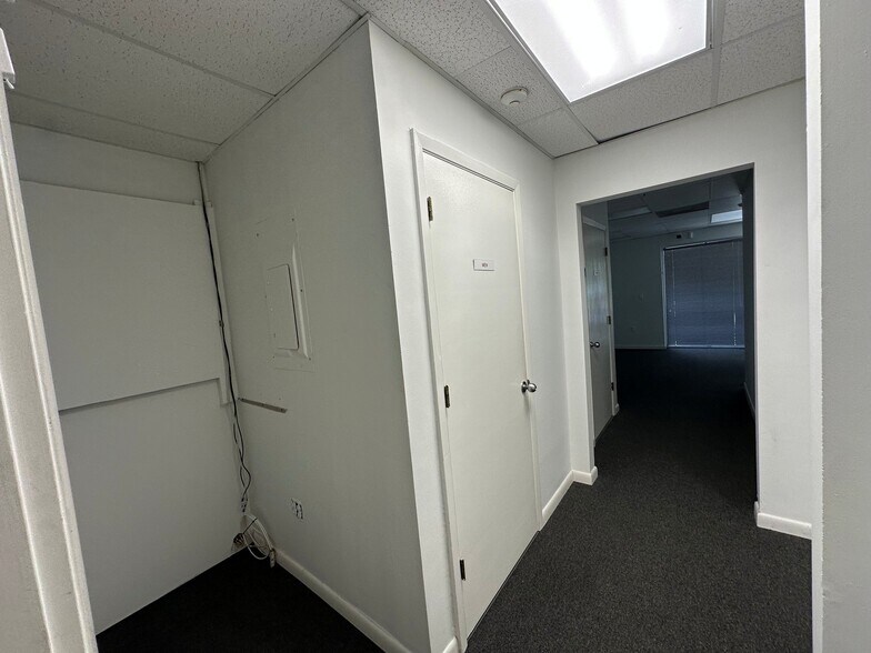 More Photos Of 1721 Independence Blvd, Sarasota Showroom For Lease
