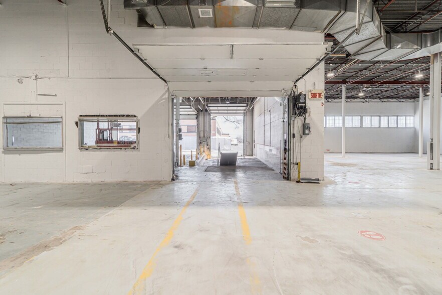 More Photos Of 5655 Rue de Marseille, Montréal Light Distribution For Lease