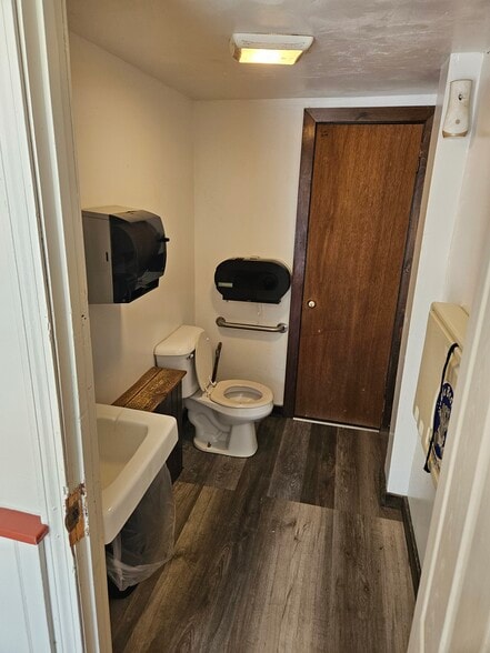 More Photos Of 25 Main St, Plymouth General Retail For Lease