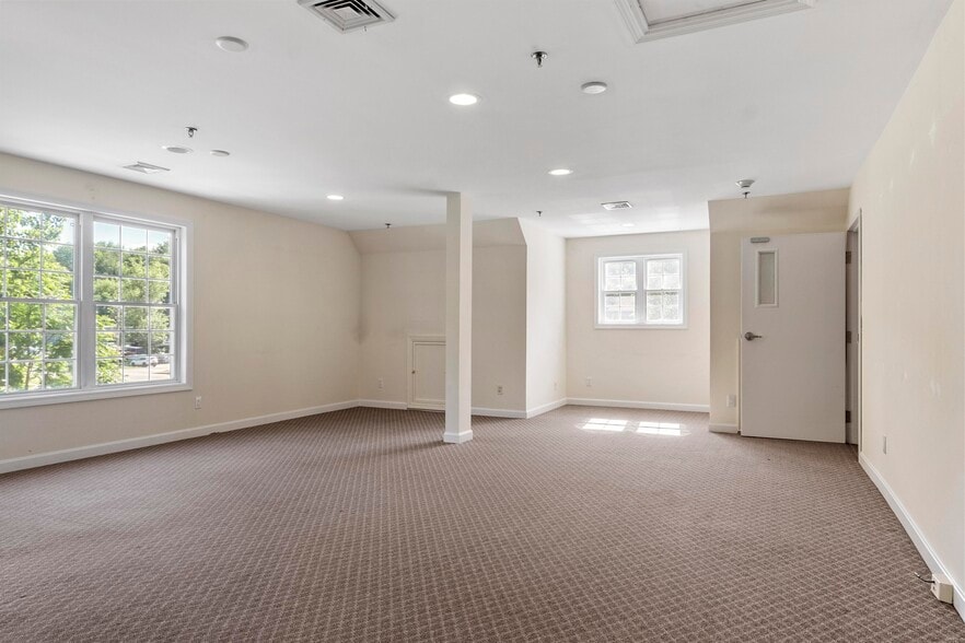 More Photos Of 206 Southbridge St, Auburn Office For Lease