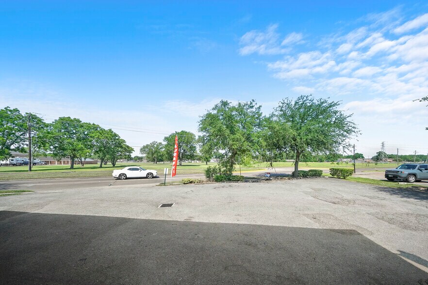 More Photos Of 2555 Allen Genoa Rd, Pasadena Freestanding For Sale