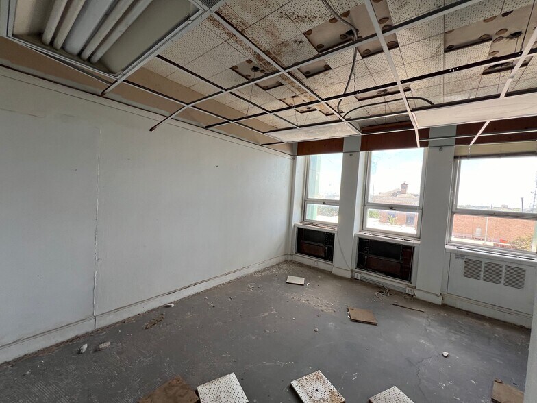 More Photos Of 100 N Main St, Corsicana Office Residential For Sale