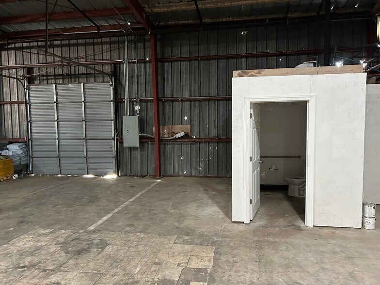 More Photos Of 11607 Memorial Pky, Huntsville Industrial For Sale