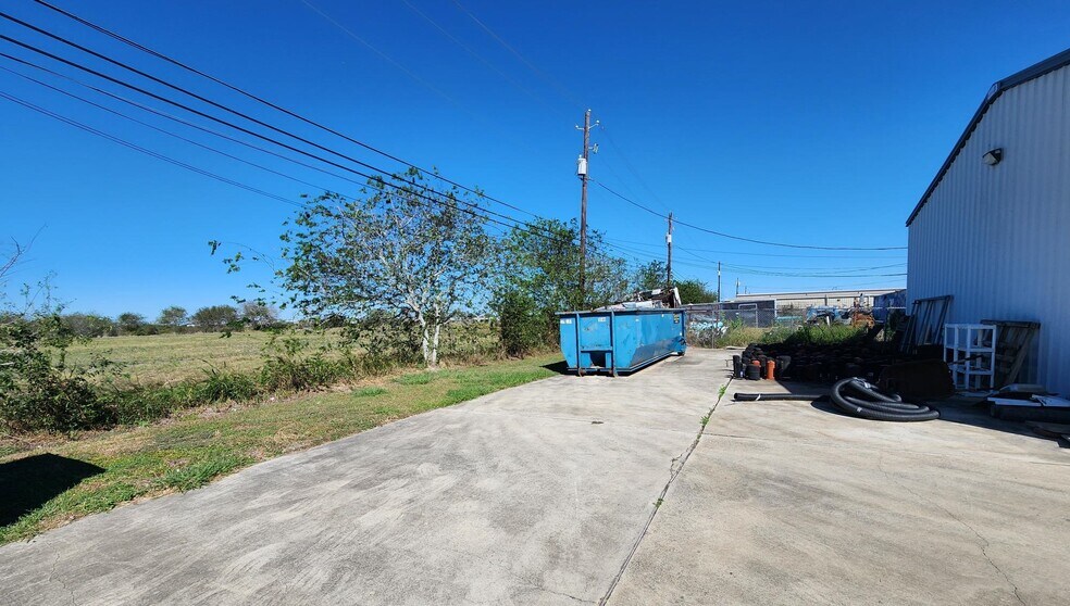 More Photos Of 1959 Saratoga Blvd, Corpus Christi Flex For Lease