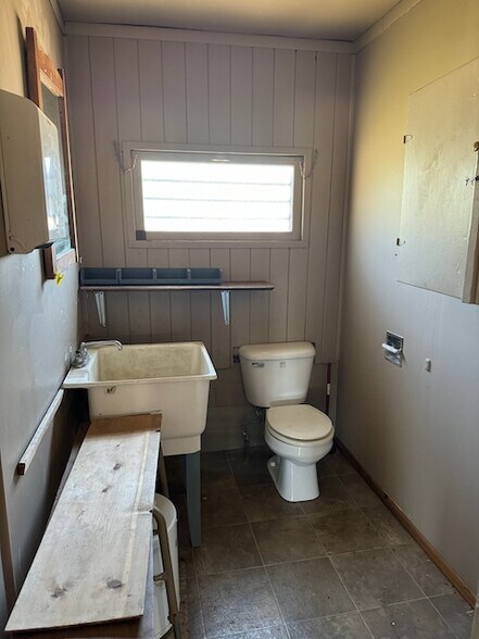 More Photos Of 785 Rogue River Hwy, Grants Pass Freestanding For Sale