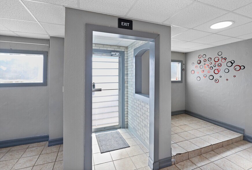 More Photos Of 1850 Easton Blvd, Des Moines Storefront Retail Residential For Sale