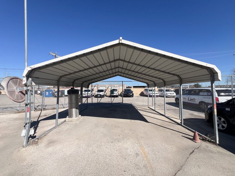 More Photos Of 9600 N I-35, San Antonio Showroom For Lease