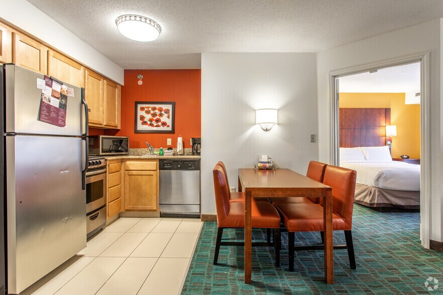 More Photos Of 9765 Crosspoint Blvd, Indianapolis Hotel For Sale